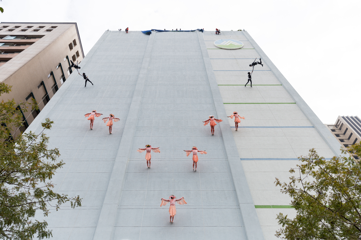 綠色和平臺灣行動者經過6個月訓練後，於2017年在環保署建築外牆上，進行空中舞蹈，要求加速落實減塑，吸引大批民眾關注，最後成功推動逐步淘汰一次性塑膠餐具。