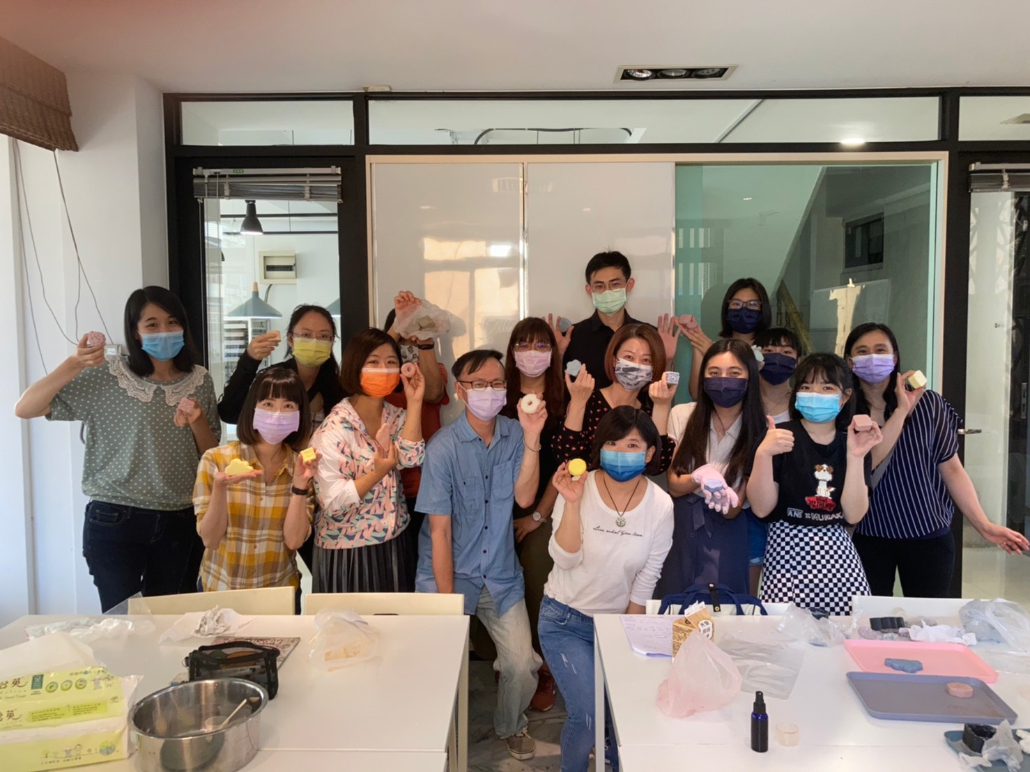 綠色和平志工們以天然精油和材料,製作出獨一無二又無需塑膠包裝的洗顏餅。
