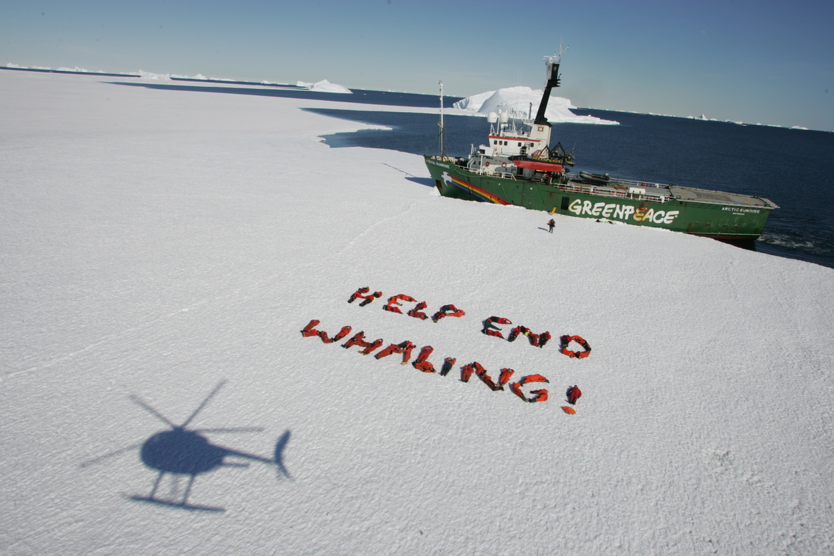 2005年，綠色和平船艦「希望號」和「極地曙光號」（Arctic Sunrise）的船員，完成為期兩個月的日本反捕鯨行動後，以身體在南極冰層排成「伸出援手終結捕鯨」字樣。