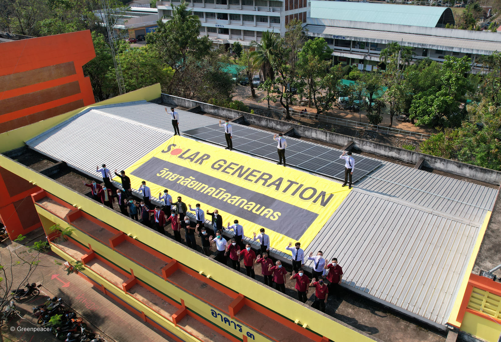 綠色和平泰國辦公室與多個在地組織成立「太陽能基金」，並發起「太陽能改革計畫」，以「3年內實現100萬戶家庭的能源革命」作為目標，疫情期間仍接連為2所學校完成裝設屋頂太陽能板。