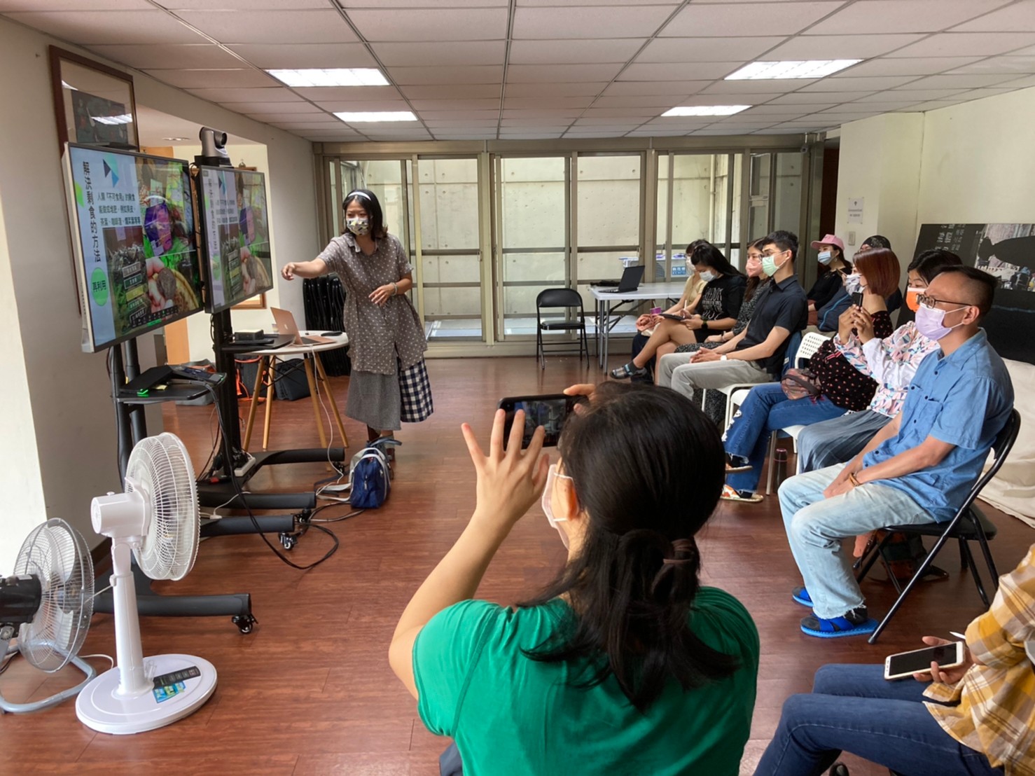 2022年4月10日上午，綠色和平志工團隊舉辦讀書會，邀請到華美社區剩食廚房的總幹事廖佳倫，為志工們分享剩食議題，以及該機構的推動經驗。