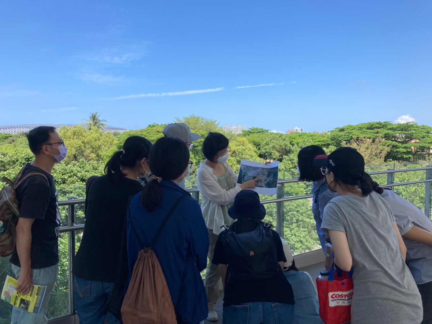 地球公民基金會副執行長王敏玲導覽為綠色和平志工導覽,講解高雄重工業區的歷史。