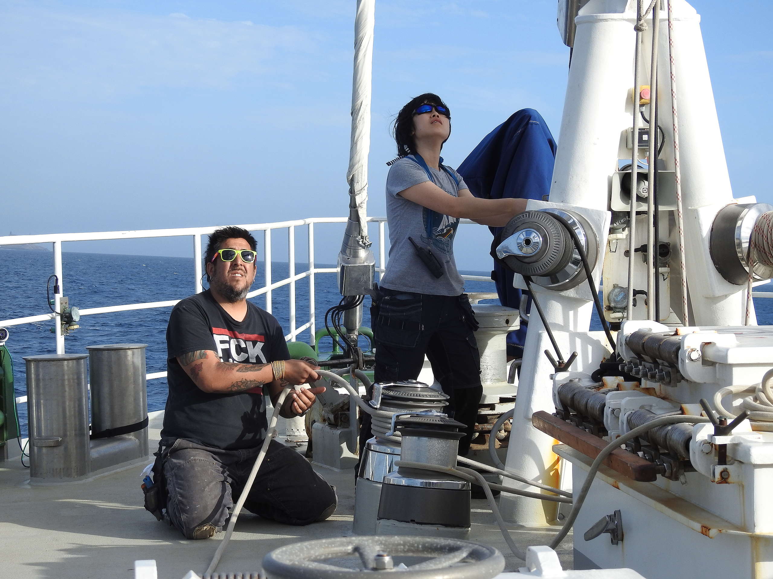 陳楷潔（右）與綠色和平船艦人員，常常與來自世界各地的團隊合作，執行環境調查或倡議任務。