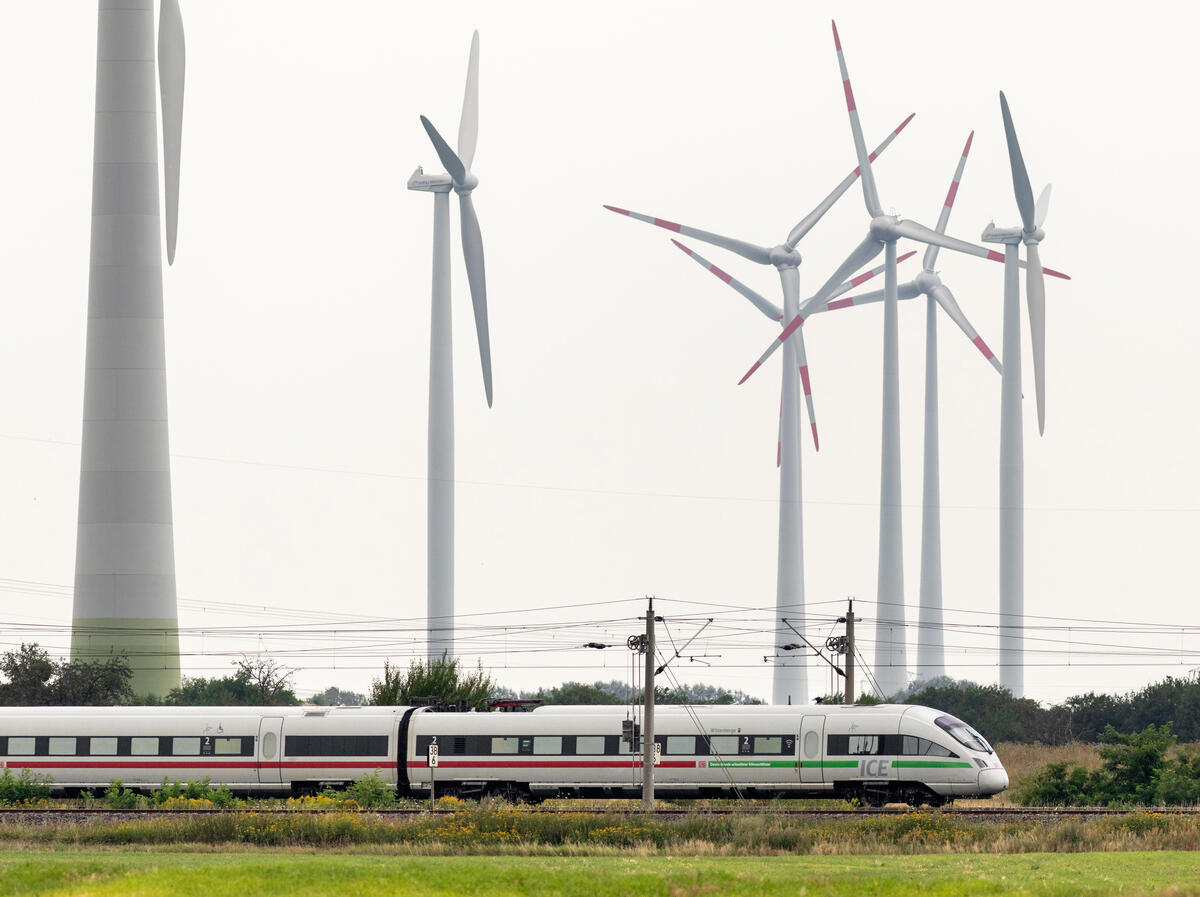 實踐運輸減碳，除了發展電動車，更需要具整體性的綠色大眾運輸規畫。