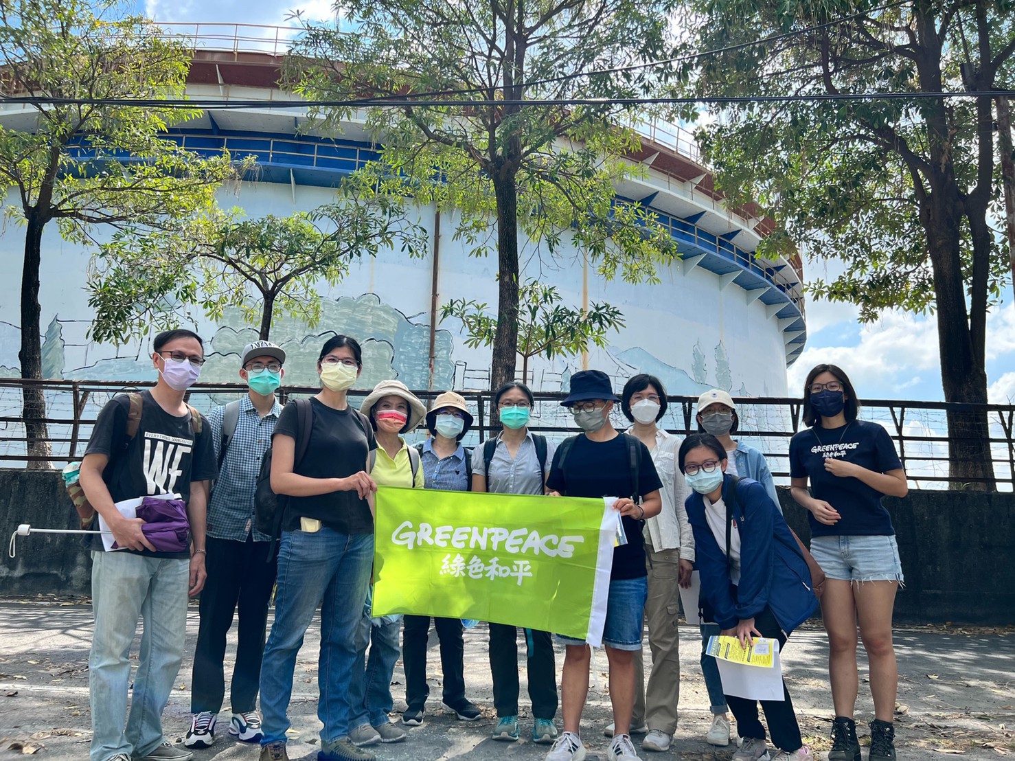 2022年4月24日,綠色和平志工團隊在高雄走訪中油高雄煉油廠,了解過往當地居民為環境推抗爭的歷史。