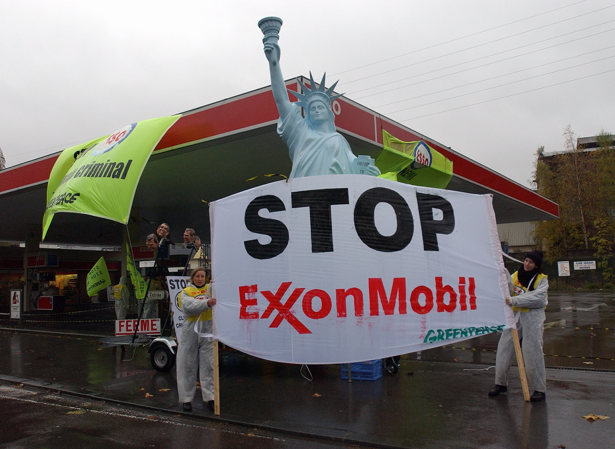 2002年，綠色和平美國辦公室發起「阻止埃克森美孚（Stop ExxonMobil）」運動，串連全球行動者於各地的埃克森加油站進行抗議行動。