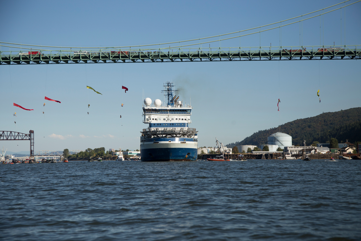 2015年8月，綠色和平行動者懸吊在美國波特蘭的大橋下，阻止殼牌的破冰船前往北極與鑽油船隊會合。