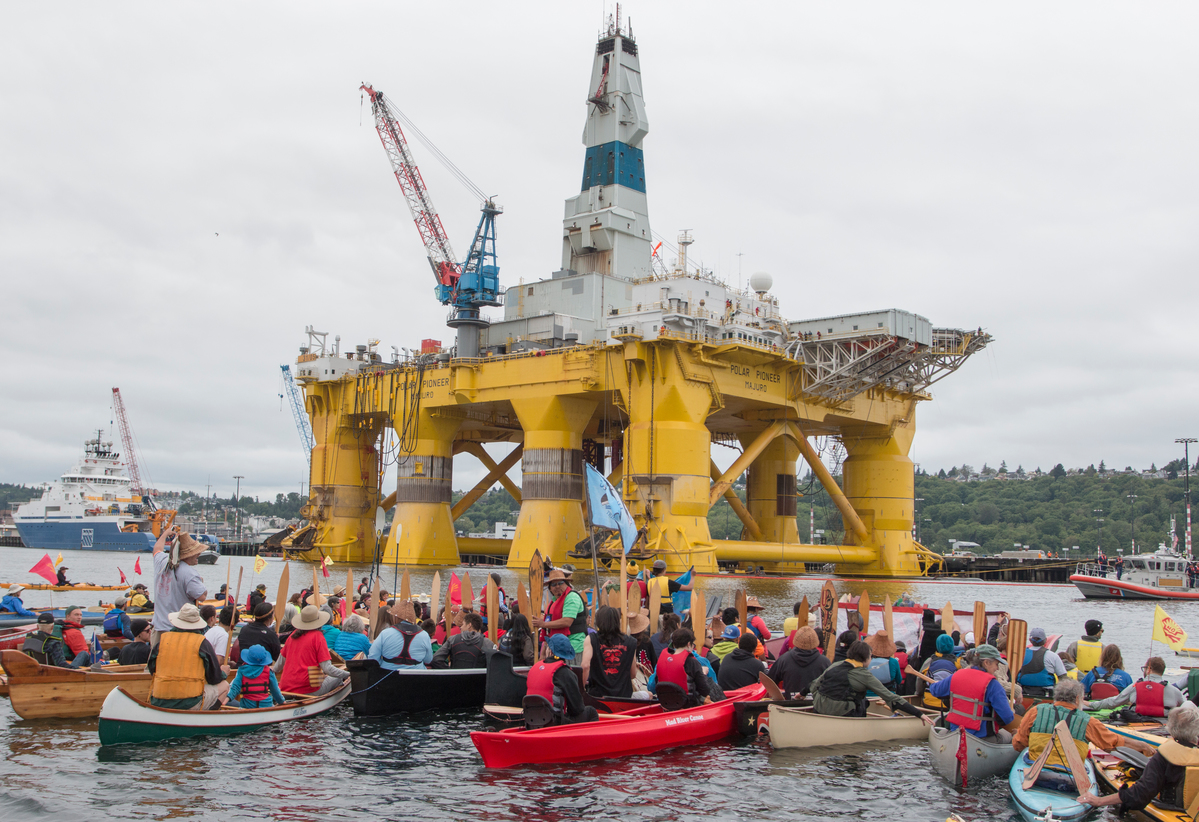 2015年5月，當鑽油平臺運抵西雅圖時，立即被數百名乘坐小型獨木舟的綠色和平行動者包圍，「輕艇行動者」的照片傳遍了全世界。
