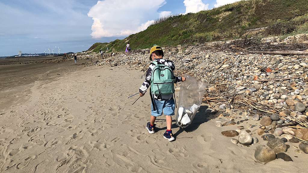 小孩於第一線目睹海洋污染現況，透過淨灘從小建立海洋保育觀念