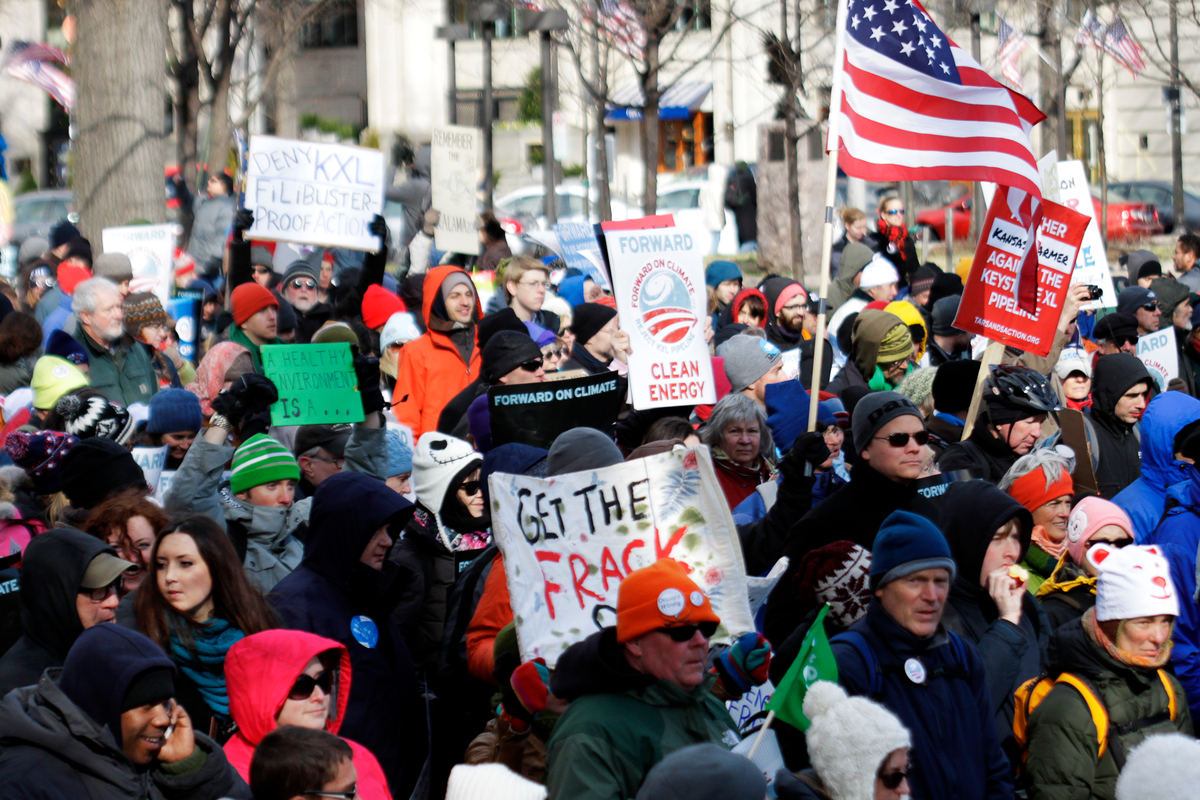2013年2月，超過4萬名民眾在白宮外靜坐抗議，要求當局停止橫跨美加兩國，總長約1,932公里的Keystone XL輸油管工程。