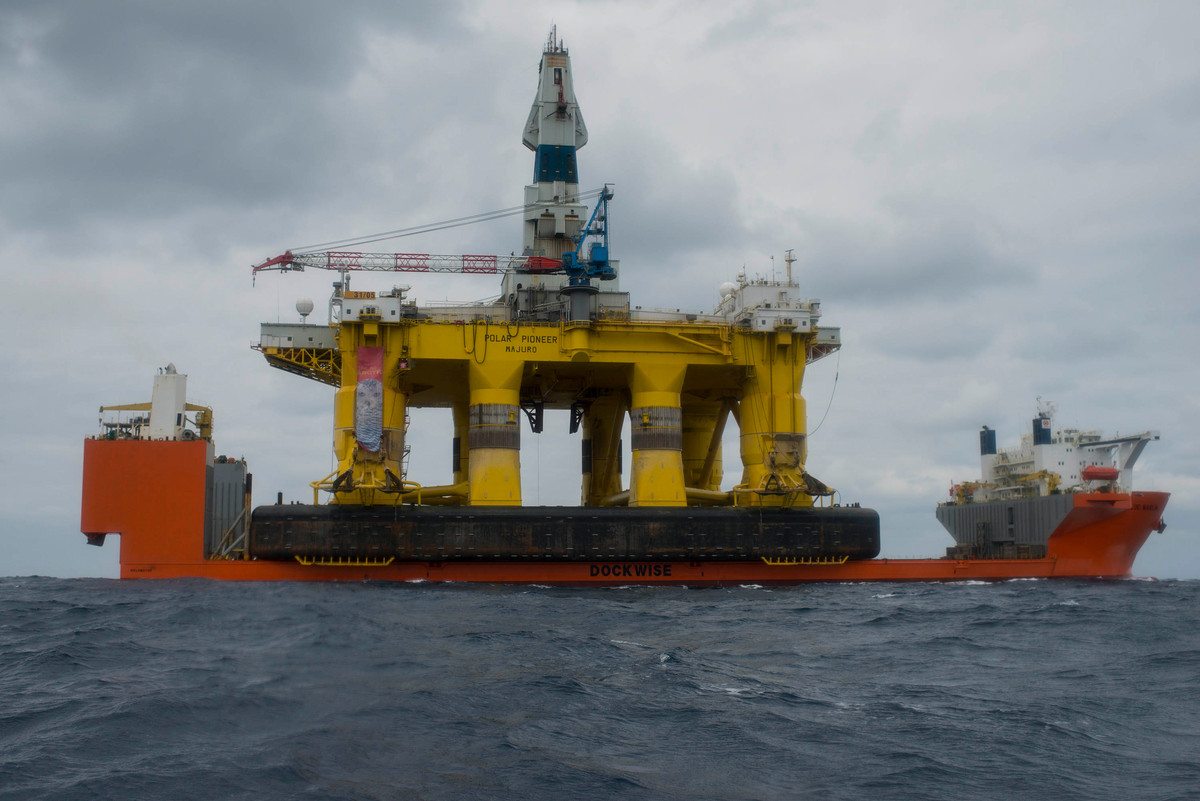 2015年4月，六名綠色和平行動者乘坐橡膠艇登上鑽油平臺，要求殼牌停止破壞北極。