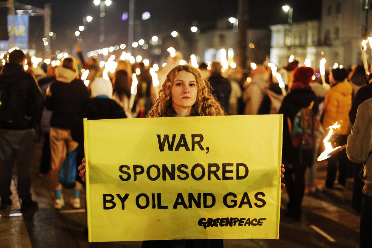 2022年3月，數千名公眾聚集在匈牙利布達佩斯英雄廣場（Heroes’ Square）表達反戰訴求，綠色和平行動者手持標語：「石油和天然氣贊助的戰爭！」（WAR, SPONSORED BY OIL AND GAS），呼籲歐洲各國加速擺脫對化石燃料的依賴。