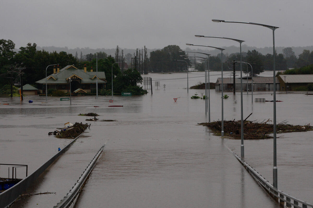 連日暴雨引發澳洲雪梨2022年度的第三次水患，約5萬名居民被迫撤離。洪災也導致部分糧食產區被淹，對當地蔬果產值造成衝擊。