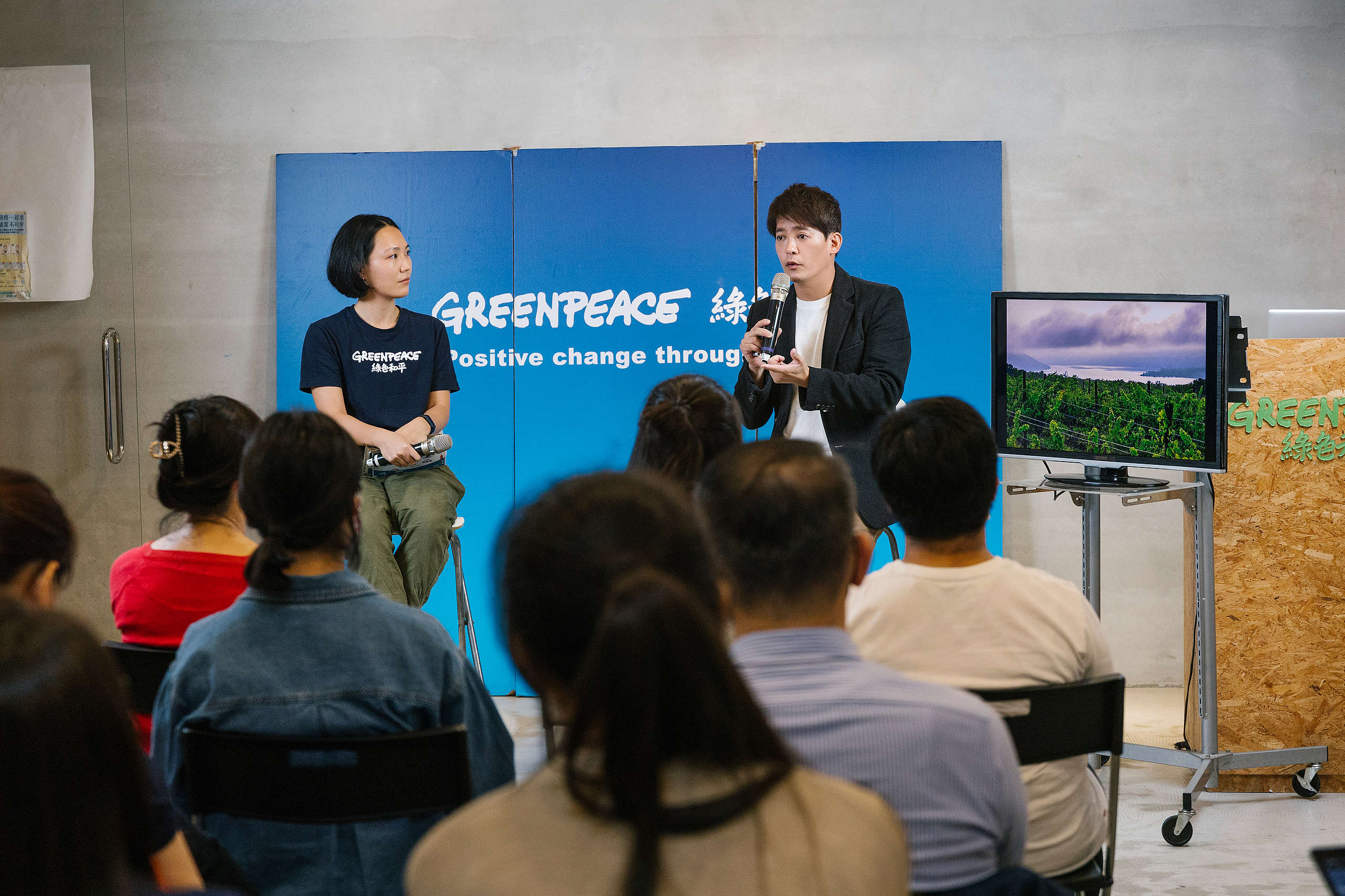 綠色和平邀請知名旅遊作家謝哲青與專案主任劉羿君對談，分享氣候變遷對環境與歷史的影響。
