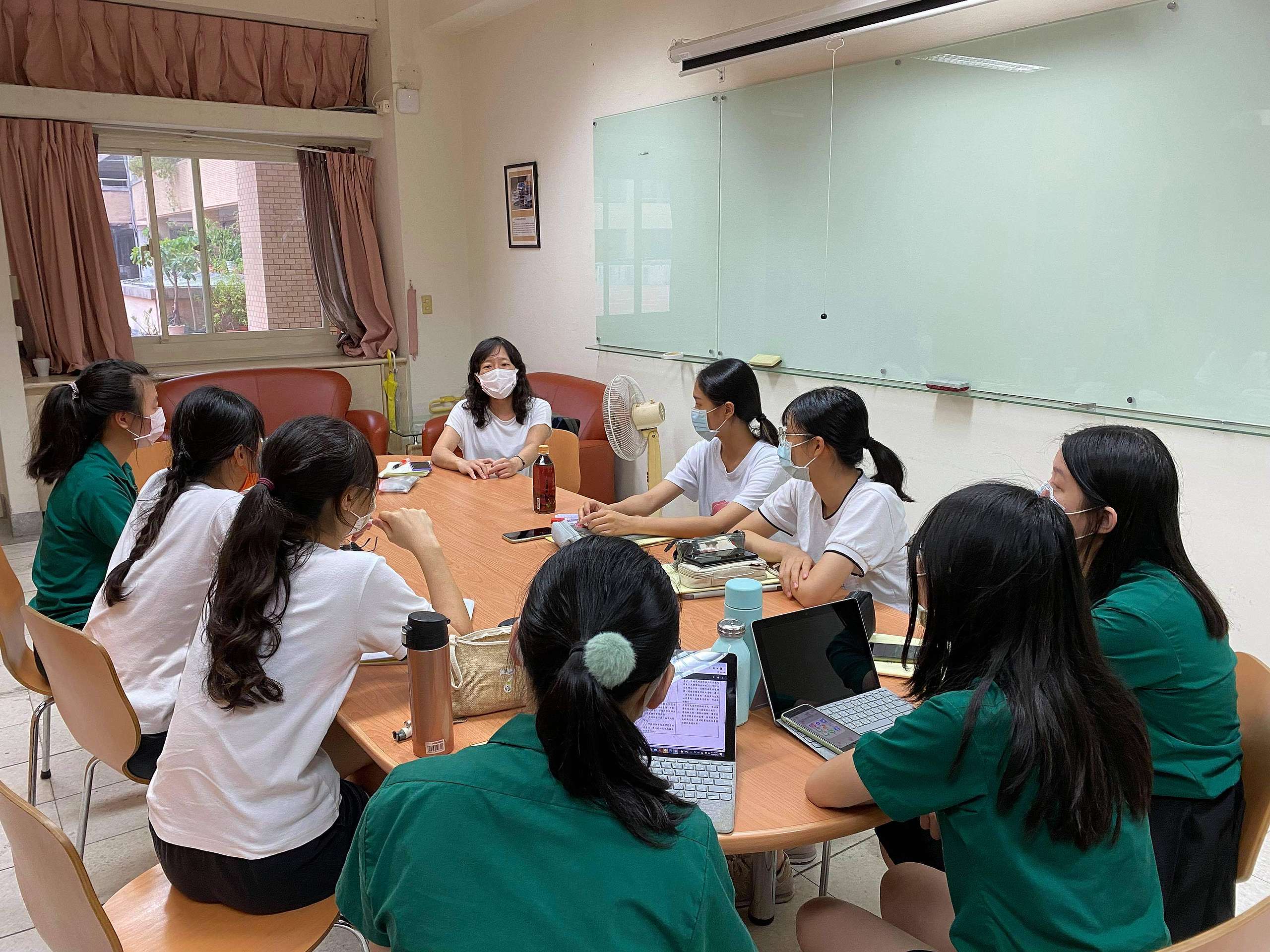2021年，專案主任黃尚卿（中）陪伴、協助北一女中學生，提案「循環杯環保外送服務」計畫，推動臺北市政府擴大安裝循環杯裝置。