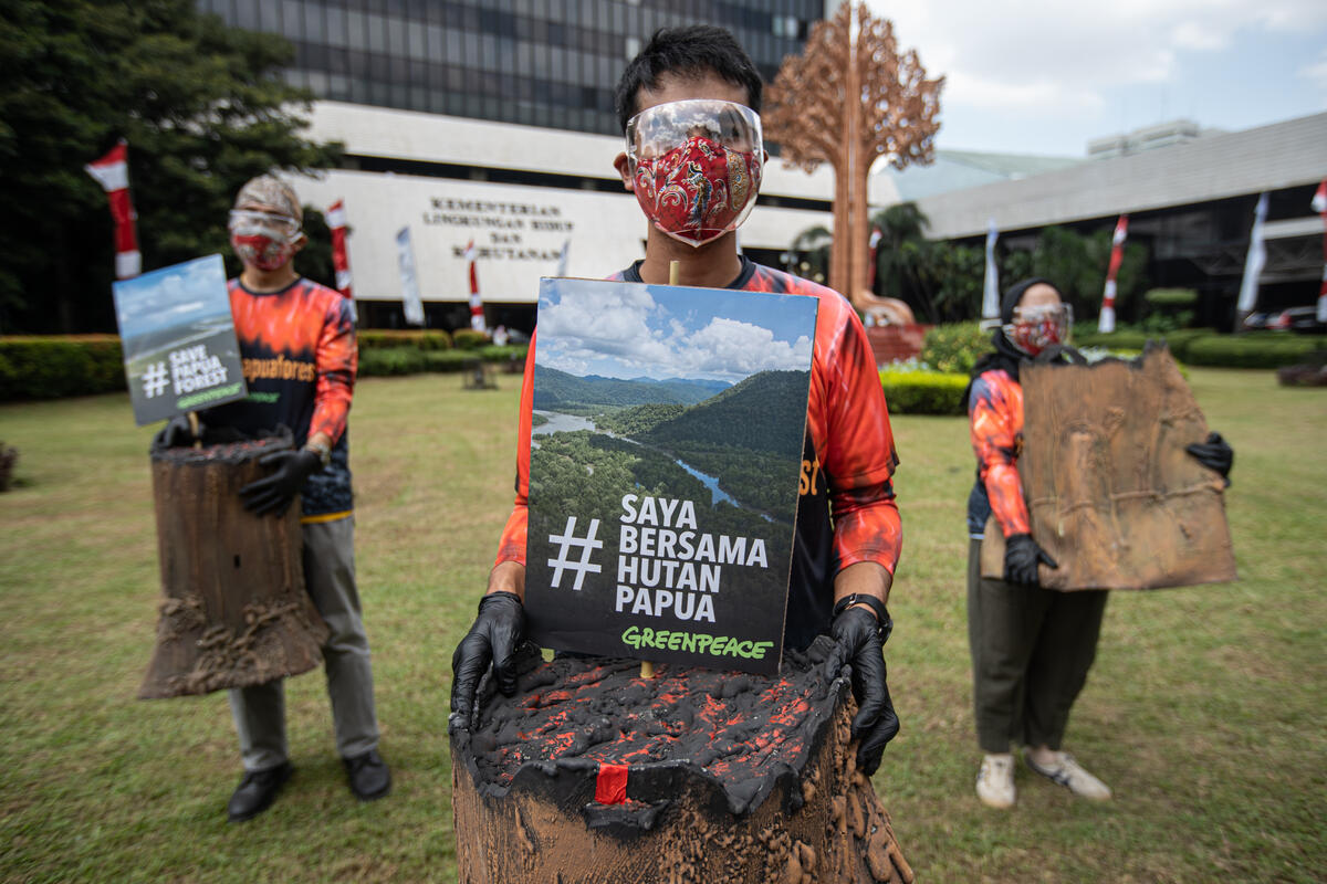 2021年4月8日，綠色和平印尼行動者在印尼環境和林業部辦公室前，以行動劇重現森林火災現場，並送上最新森林報告《清除執照》（License to Clear），敦促政府吊銷相關業者的毀林許可證。
