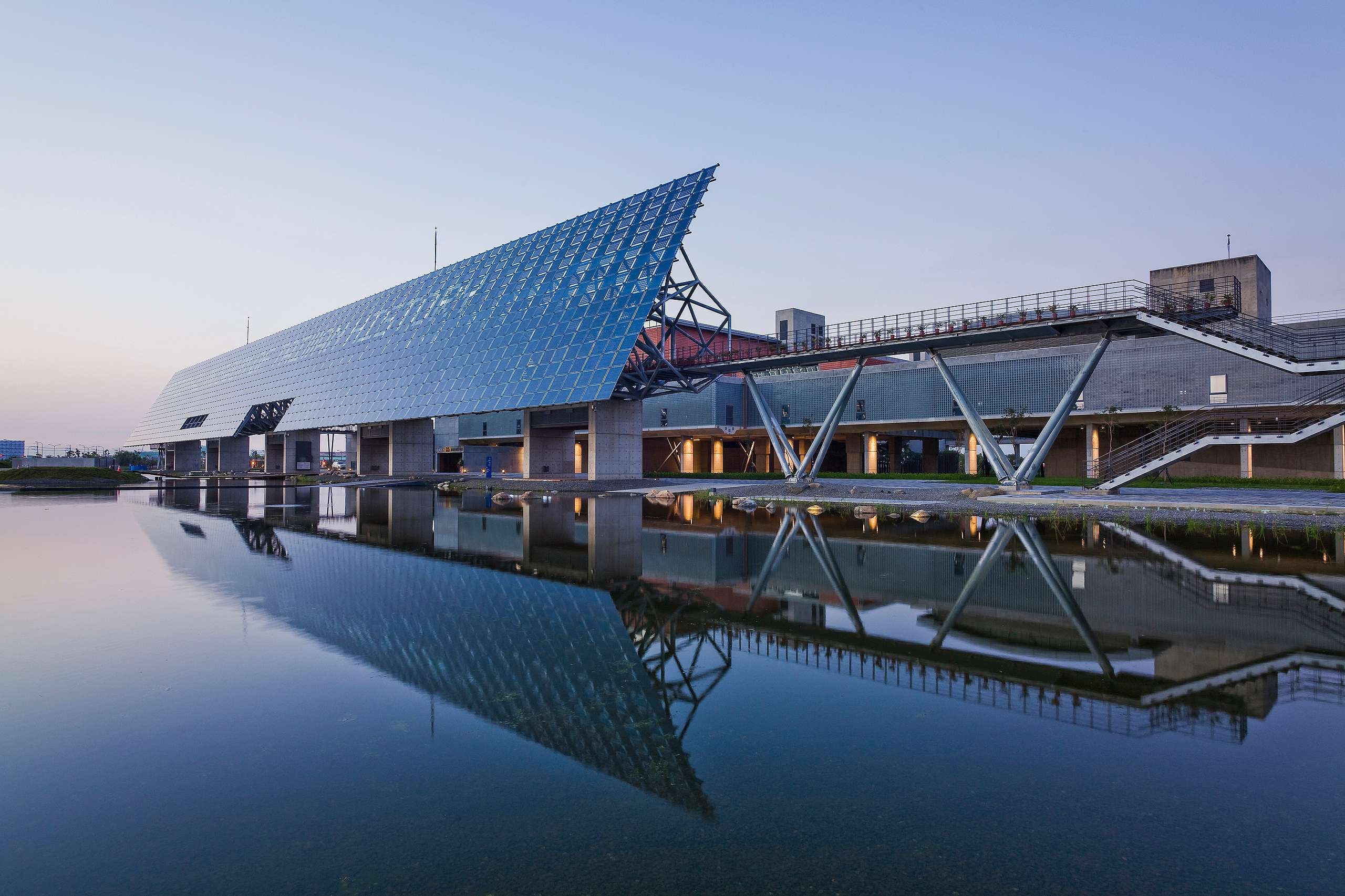 臺灣歷史博物館的「太陽光電雲牆」不僅為其標誌性象徵，一年更可產生約28萬度左右的再生電力。
