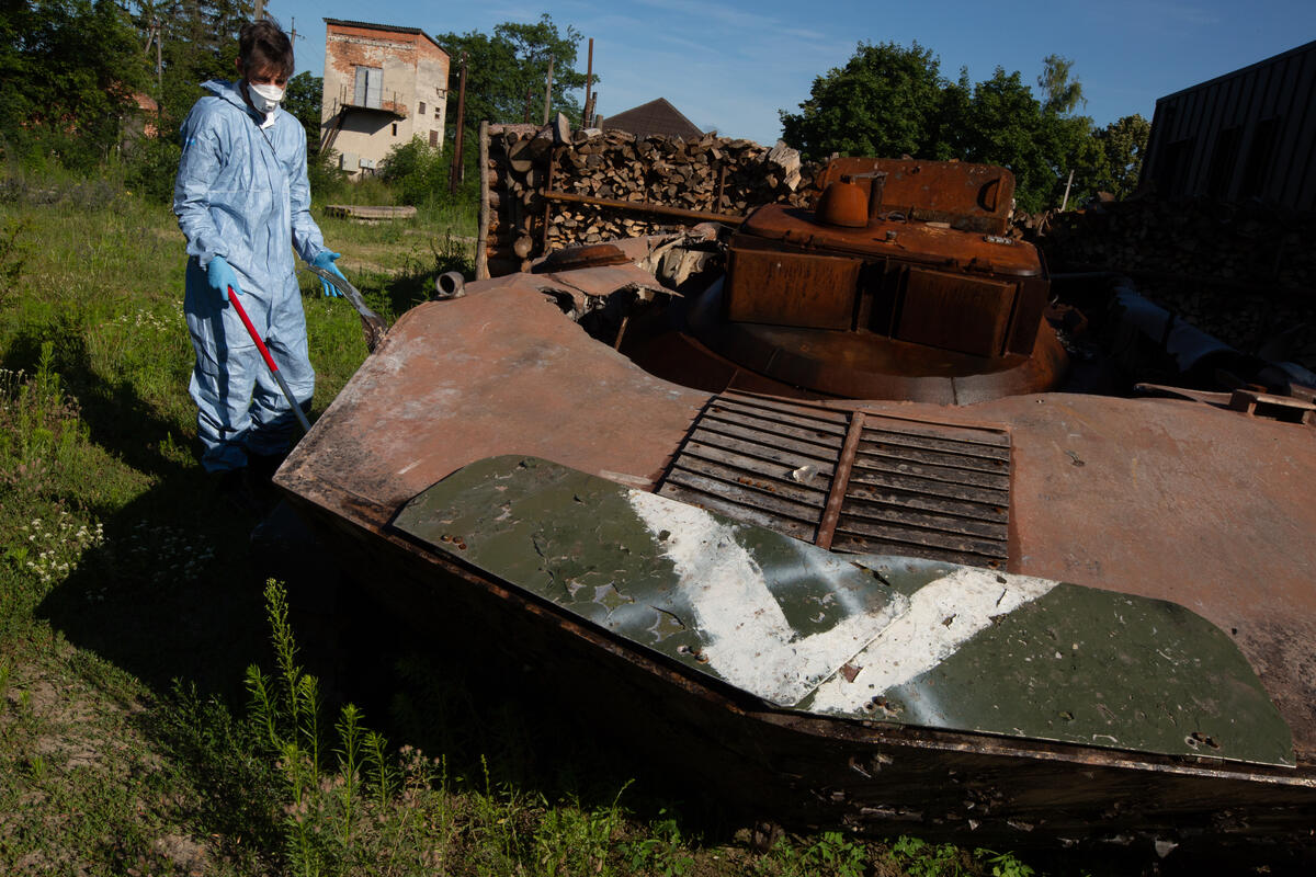 來自綠色和平比利時辦公室的輻射防護顧問Mathieu Soete，在車諾比禁區內，一輛被棄置的俄羅斯軍用裝甲車旁，檢查其周圍的輻射水平。