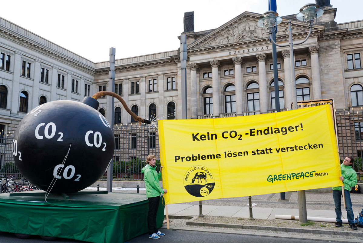 2012年，綠色和平行動者在柏林聯邦法院外，以「二氧化碳炸彈」形象的巨型裝置，強烈呼籲抵制「碳捕存」手段繼續危害環境及氣候。