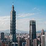 臺灣高度倚賴外貿經濟，一旦美國、歐盟、中國大陸等主要貿易對象起徵碳邊境稅，尚未建立碳定價制度的臺灣，出口競爭力將備受挑戰。