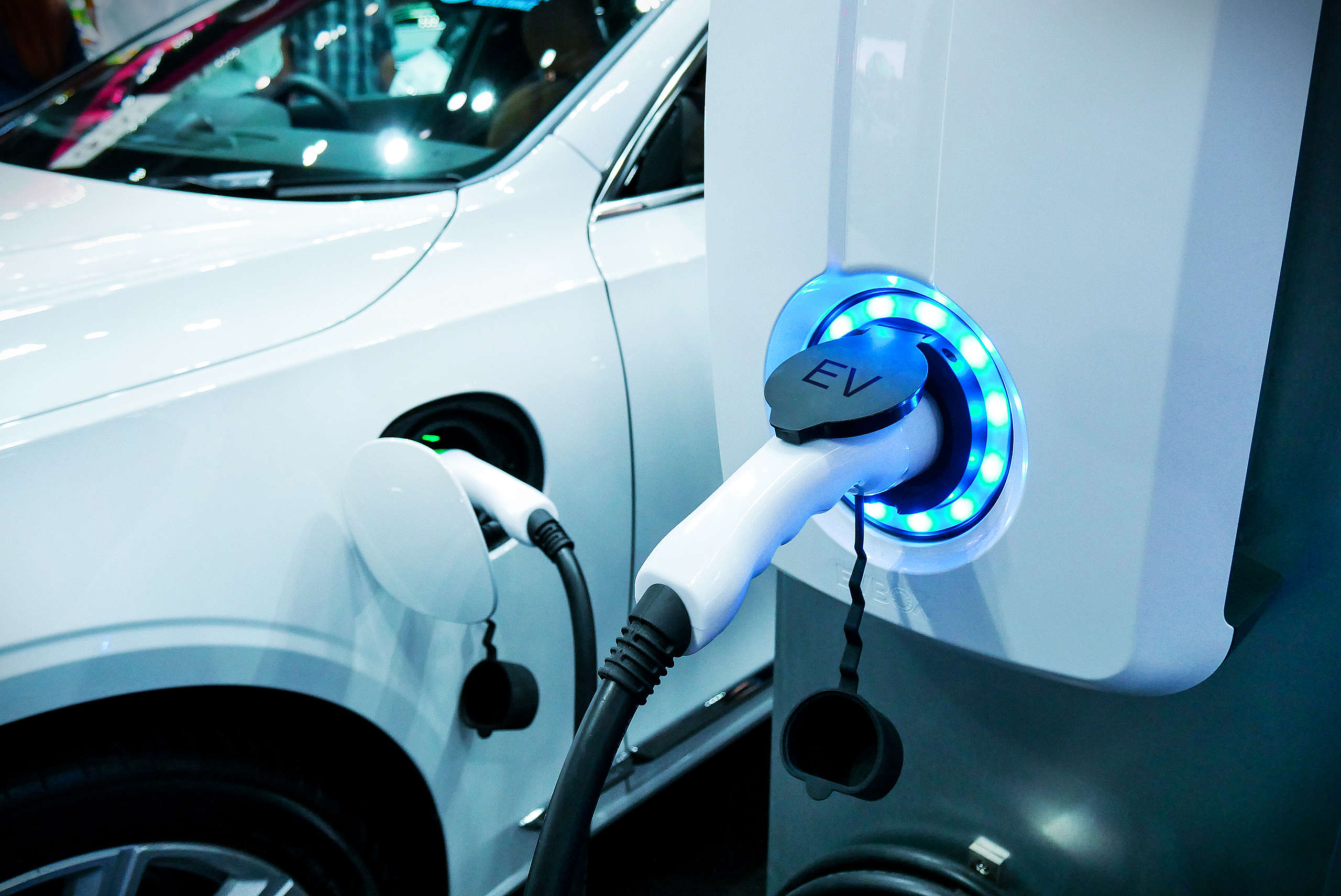 德國汽車大廠為應對電動車增加用電量及區域電網負擔的問題，研發雙向充電管理技術，將電動車化身為「儲能設備」。
