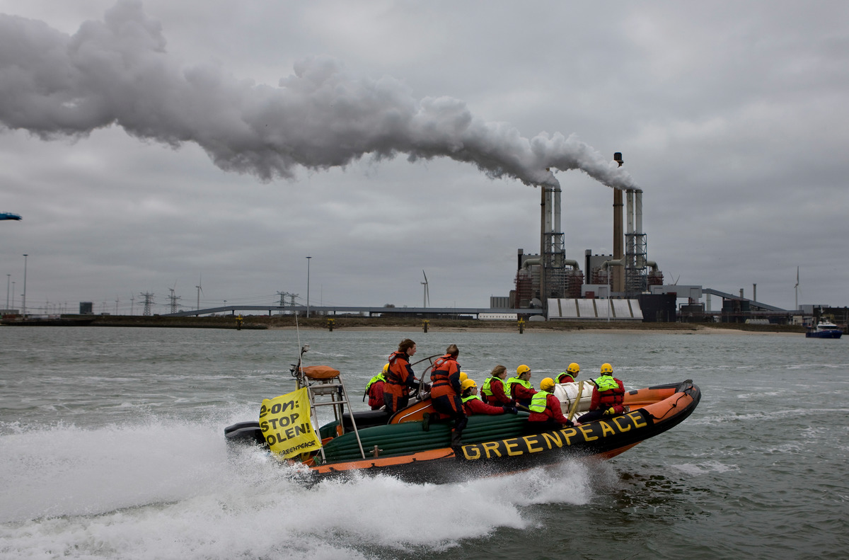 2008年，綠色和平的14名行動者在荷蘭鹿特丹，試圖阻止E.ON燃煤廠進行碳捕存（carbon capture & stortage）實驗。