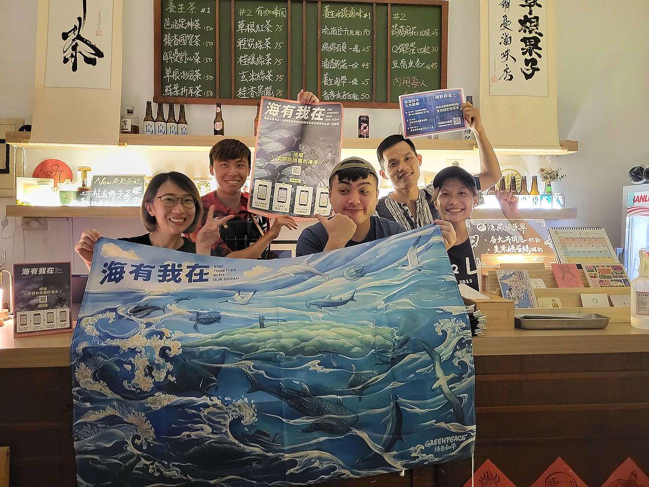 響應綠色和平「海洋友善店家」的店家多元,除了水上活動業者如潛水、SUP、獨木舟、衝浪等,還有飲料店、咖啡廳、酒吧、餐廳、書店、民宿,一同支持保護海洋。照片為澎湖餐飲店家「草根果子」。