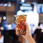 2022年12月起，臺北市禁止使用一次性塑膠飲料杯，每年有機會減少7,600萬個以上的塑膠垃圾。