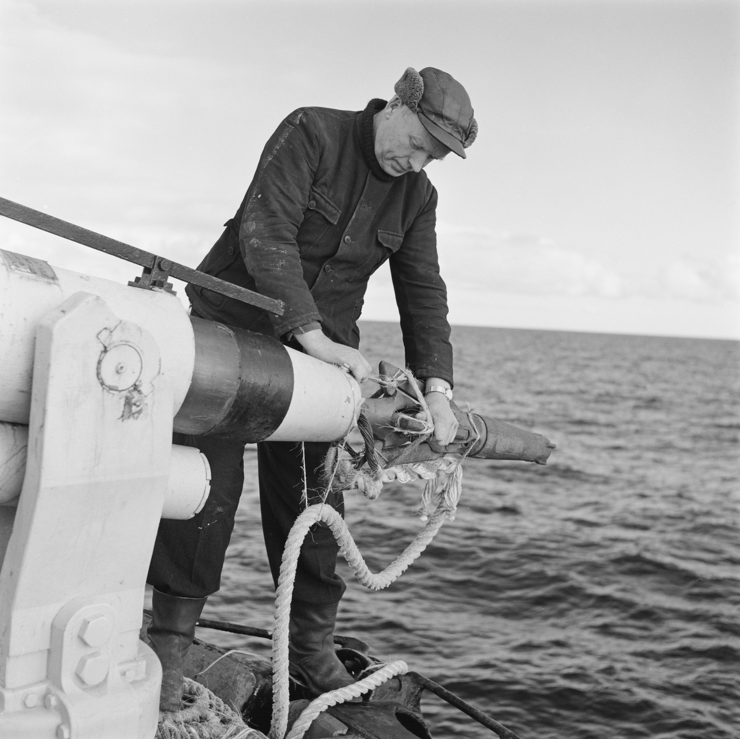 1957年,挪威捕鯨人安裝捕鯨砲(Explosive harpoon)。