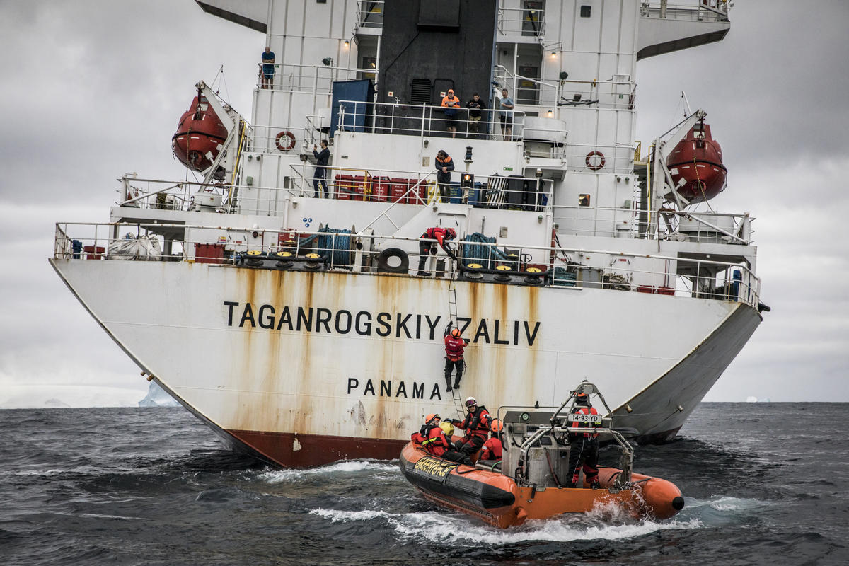 2020年2月,綠色和平船艦團隊於南奧克尼群島(South Orkney islands)水域,24小時密切監察冷凍貨船的海上轉載行為。畫面中的行動者正準備登船,檢查船上的健康與安全標準,以及漁獲的種類。