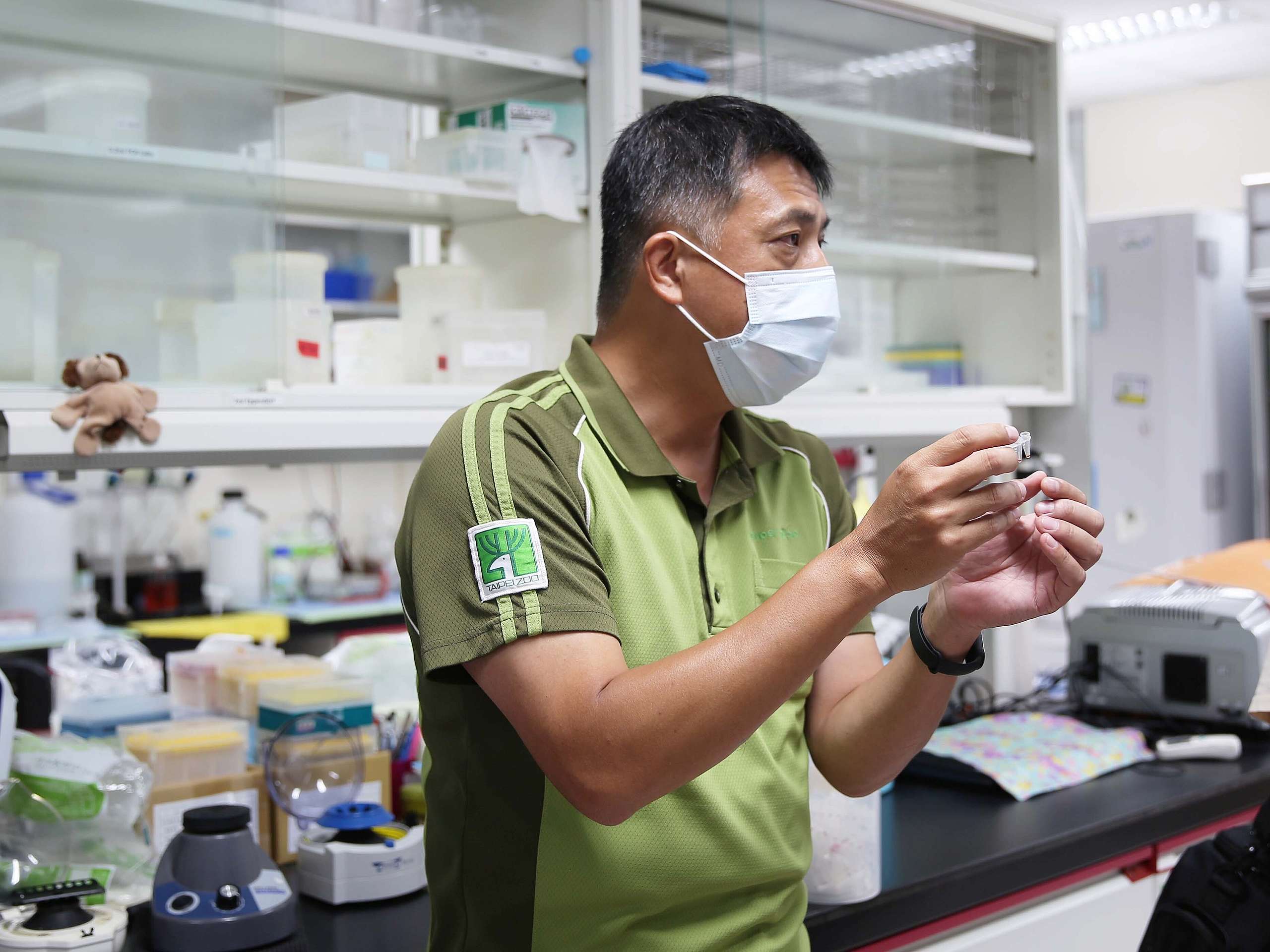 臺北市立動物園助理研究員張廖年鴻,協助綠色和平以DNA分析技術辨識黃喉貂的排遺,讓微塑膠研究調查更加精確。