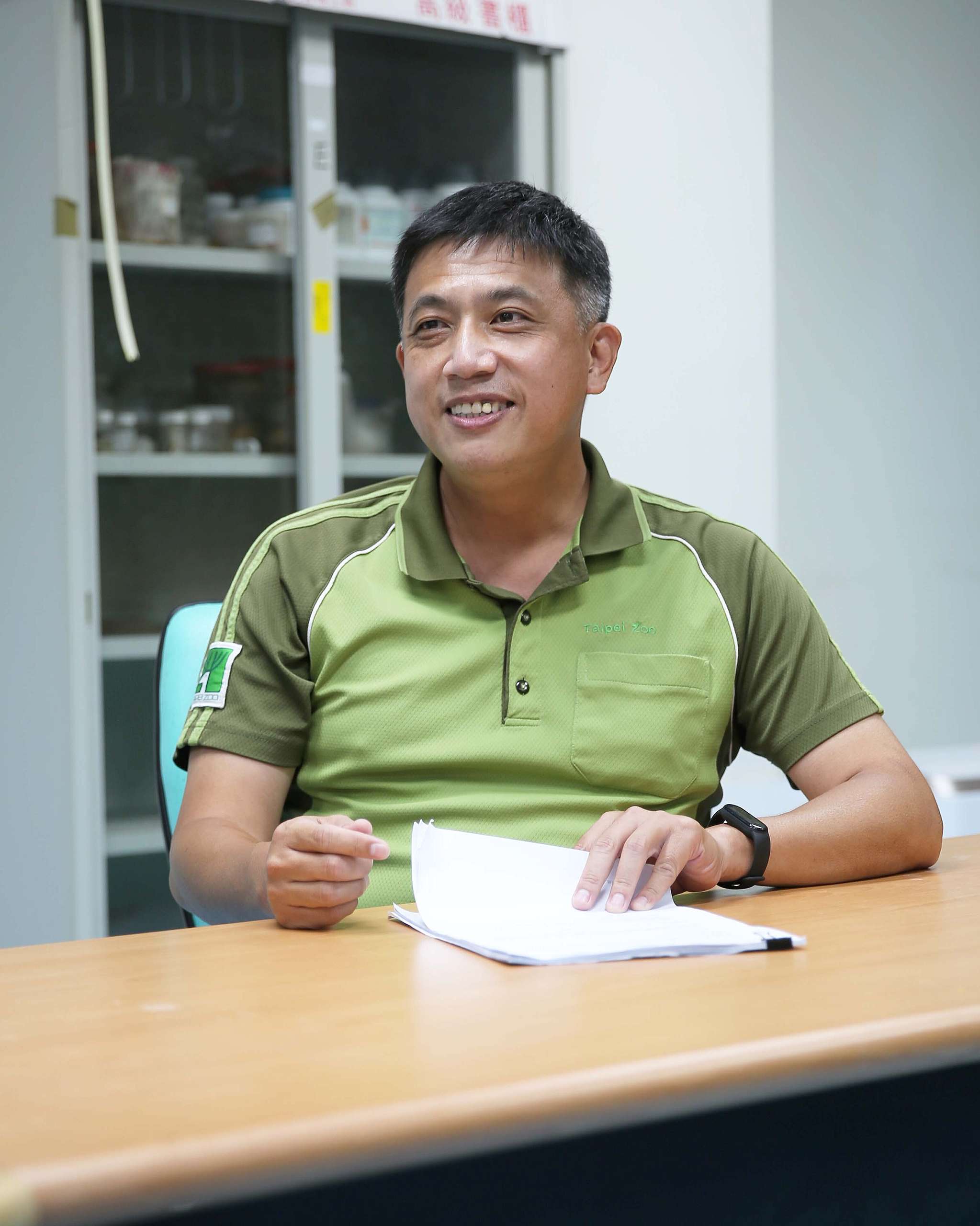 臺北市立動物園助理研究員張廖年鴻，他的實驗室平時就致力發展野生動物排遺內容物的分析鑑定技術，在此次綠色和平的研究派上用場。