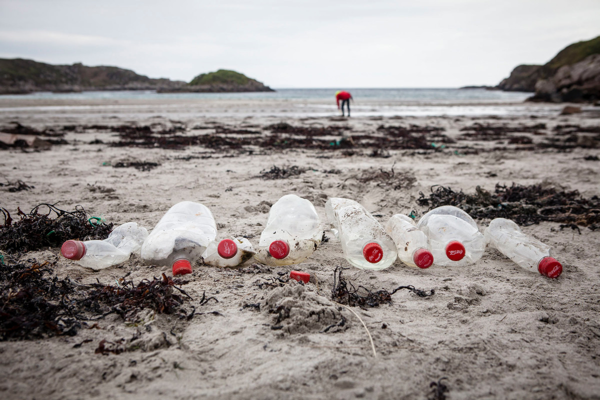 全球進行的「擺脫塑縛」(Break Free from Plastic, BFFP)品牌審計中,透過淨山淨灘行動統計塑膠垃圾的來源是哪些品牌,發現可口可樂、百事可樂、雀巢和聯合利華連續4年名列最大污染源。