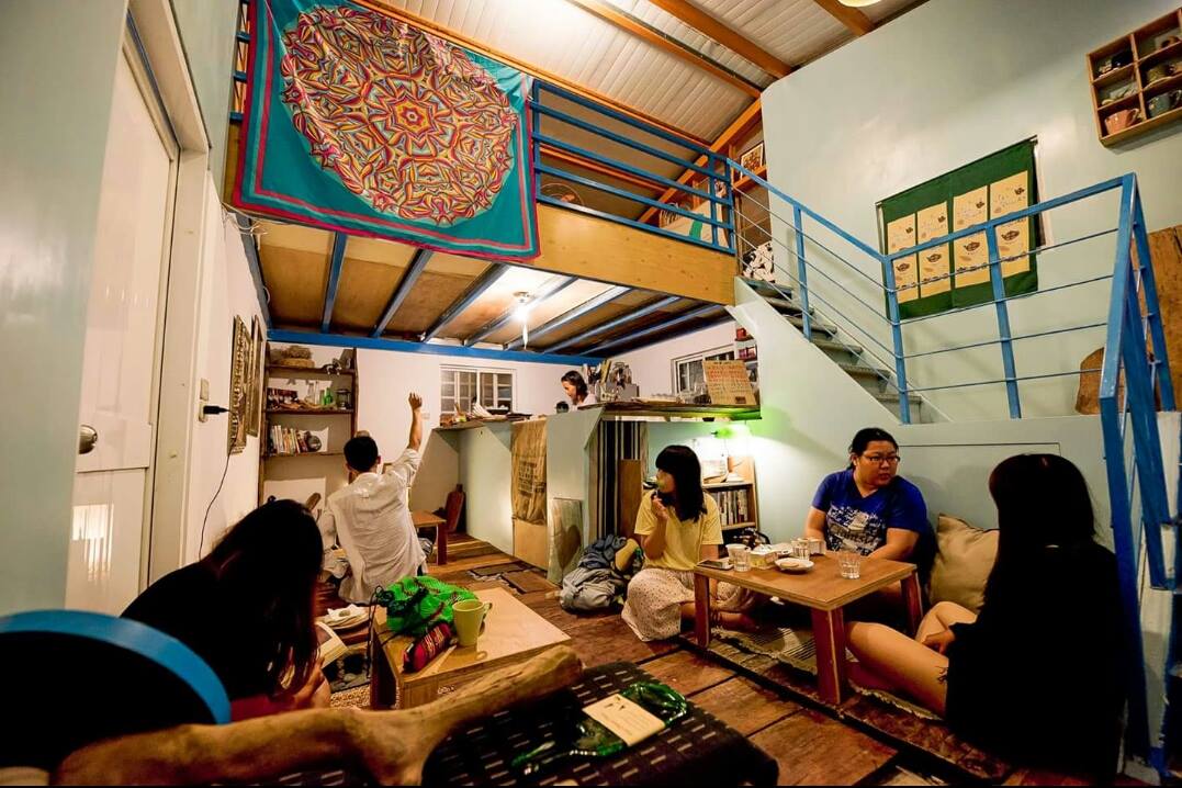 位於蘭嶼的咖啡廳「角落Bais咖啡館」，利用海廢與二手物品打造店內擺設與家具。