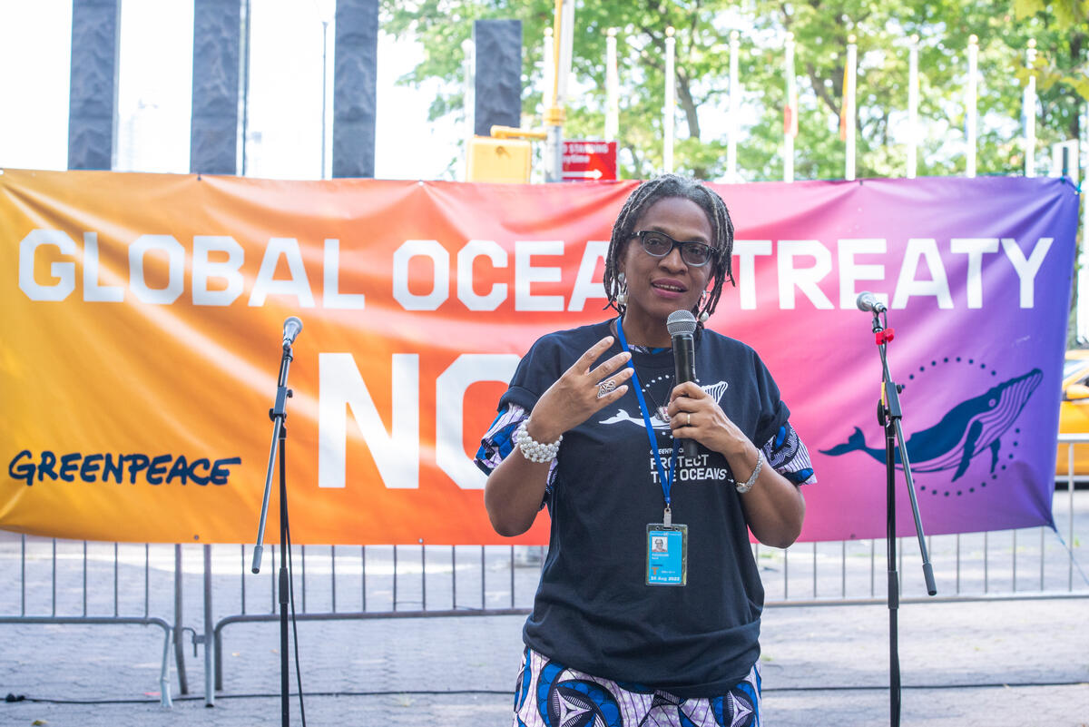 來自奈及利亞的海洋生態學者Ngozi Oguguah，於2022年8月18日與綠色和平在聯合國總部外，向全球領導人要求保護海洋，制定強而有力的《全球海洋公約》。