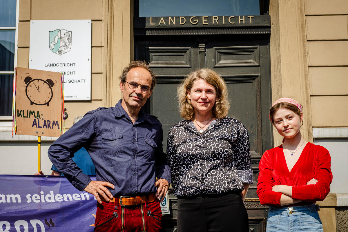 綠色和平協助德國農民Ulf Allhoff-Cramer（左）與氣候行動者Clara Mayer（右）提起氣候訴訟，要求福斯汽車承擔氣候責任，加速減排。