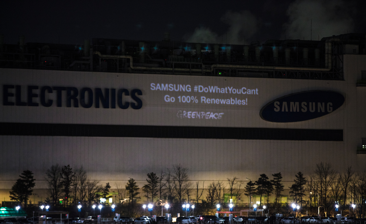 2018年,綠色和平行動者前往Samsung位於韓國的半導體廠區,並在外牆進行投影行動,要求該企業100%使用再生能源。