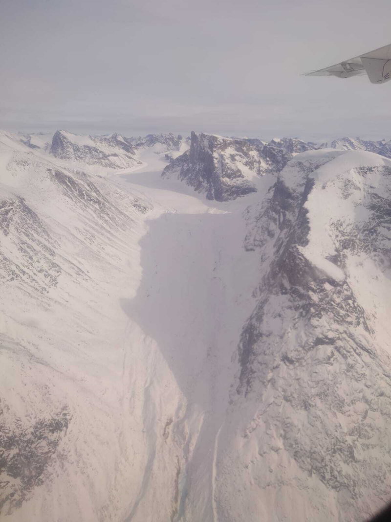 雪山在水循環中扮演重要角色，圖中右下方可見融雪形成的水流。