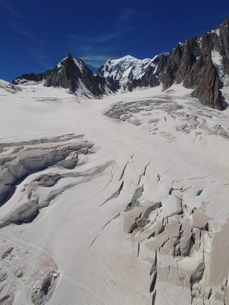 2022年7月初,阿爾卑斯山白朗峰(Mont Blanc Massif)部份冰隙變得非常開闊。