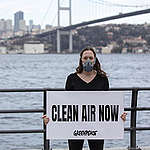 綠色和平土耳其行動者手持標語「現在就要乾淨空氣（Clean Air Now）」，要求當局積極應對空污問題。