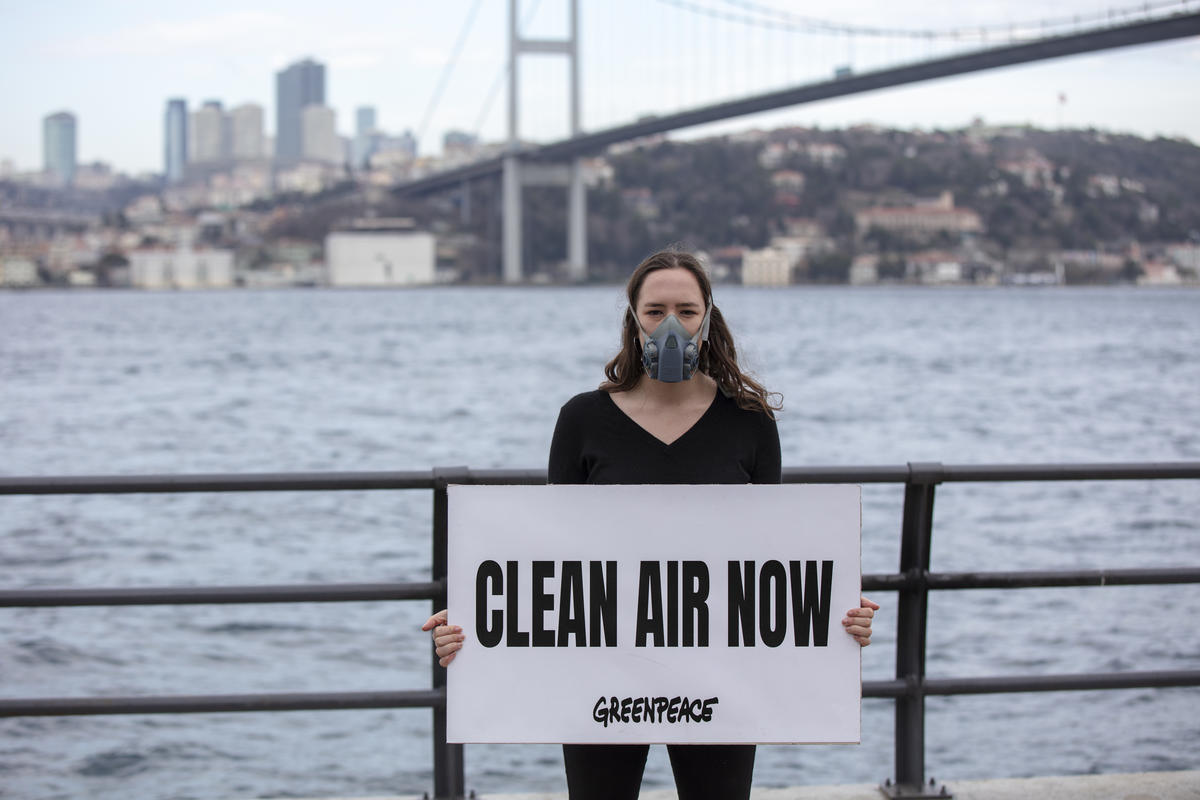 綠色和平土耳其行動者手持標語「現在就要乾淨空氣（Clean Air Now）」，要求當局積極應對空污問題。