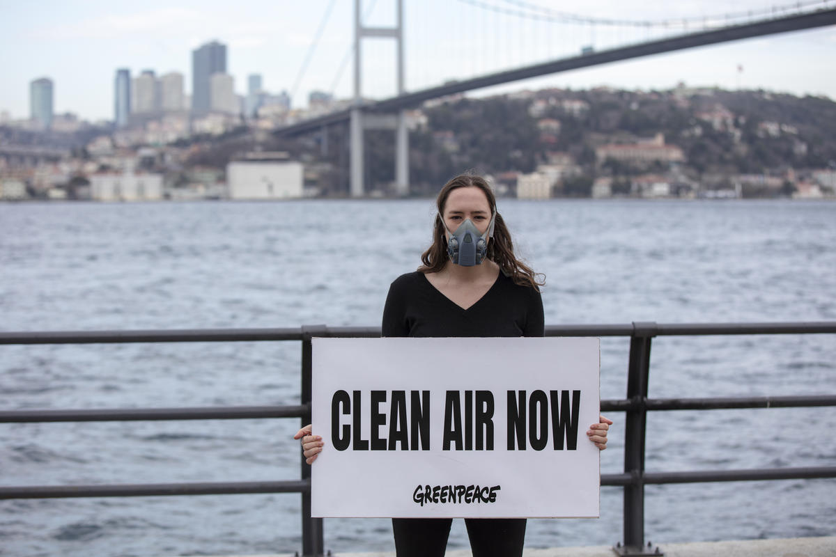 綠色和平土耳其行動者手持標語「現在就要乾淨空氣(Clean Air Now)」,要求當局積極應對空污問題。