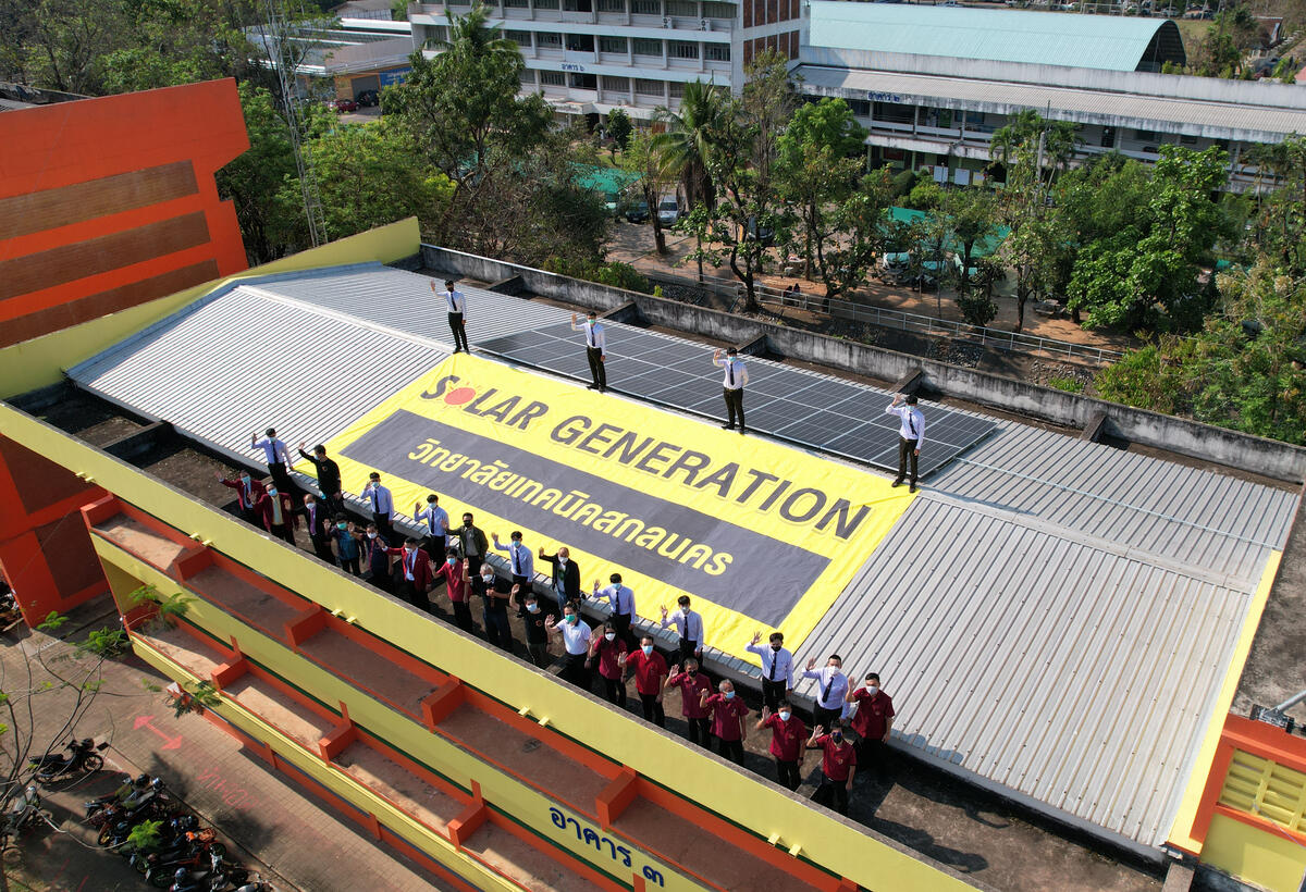 2022年3月,泰國東北的沙功那空職業技術學校(Sakon Nakhon Technical College)完成安裝屋頂型太陽能光電系統,師生於屋頂合影,共同推動泰國發展再生能源。