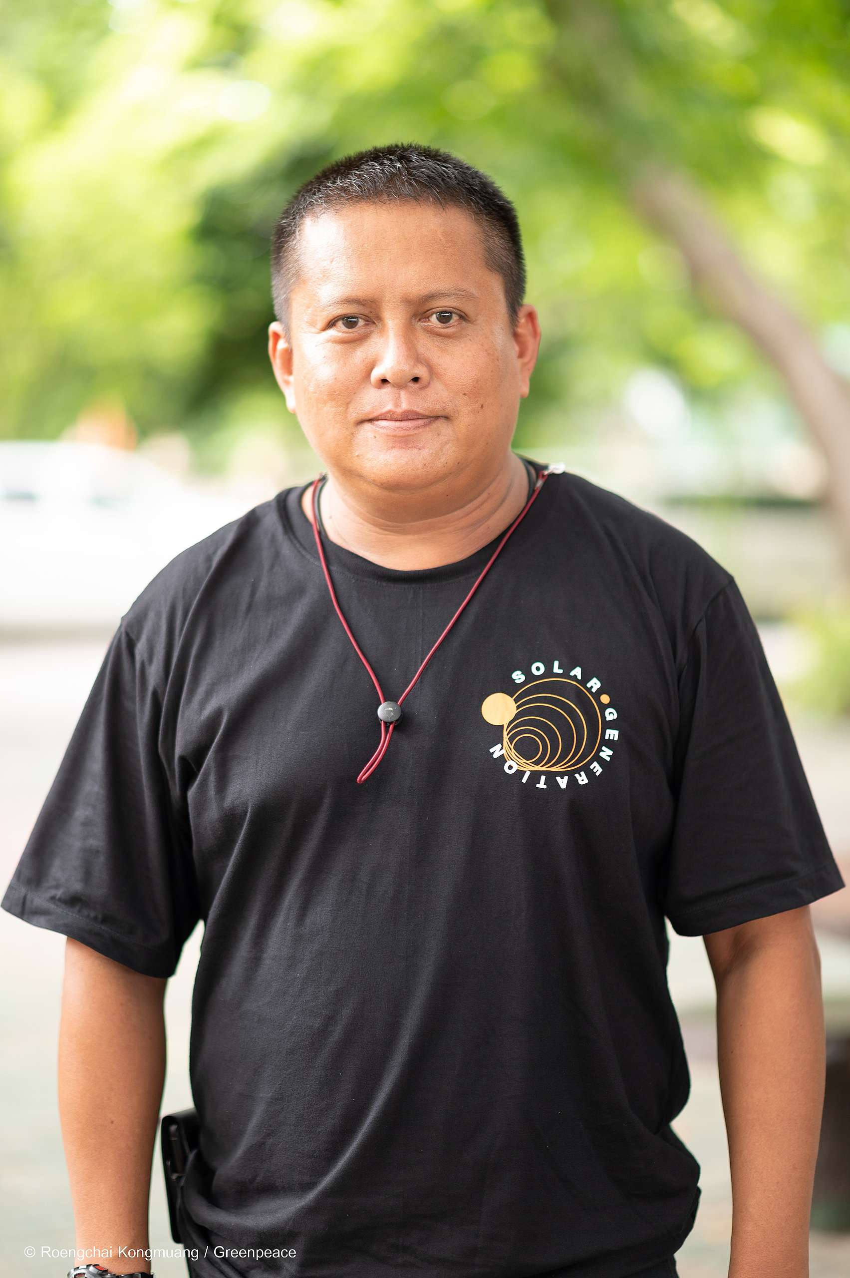 綠色和平泰國志工Phi Koch參與再生能源倡議,也以親身安裝太陽能板的經驗分享給親友。