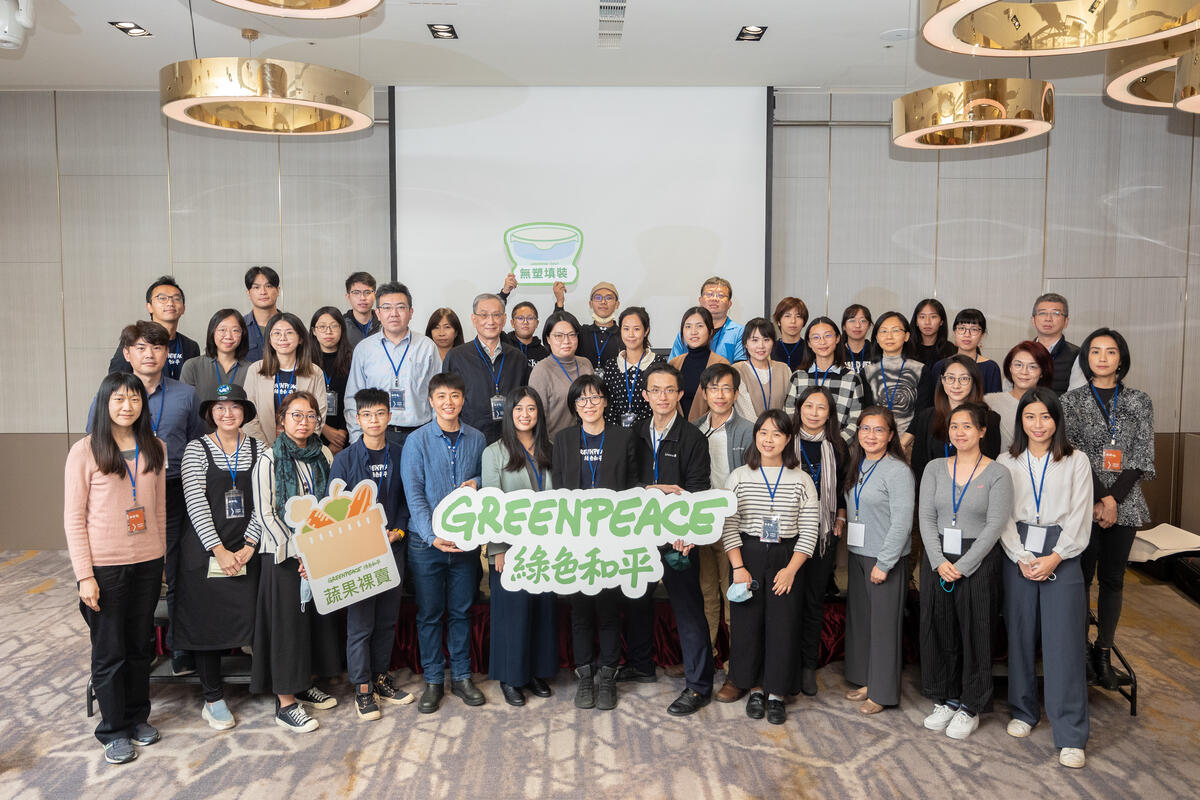 為倡導企業與環境共好，轉型邁向永續，綠色和平舉辦多場無塑工作坊及RE10x10綠電論壇，並邀集國內外專家及業者，分享轉型經驗及全球趨勢。