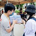 綠色和平志工於臺北裸裸市集，向民眾說明臺灣海洋現況，以及制定《海洋保育法》的急迫性，邀請加入附議。