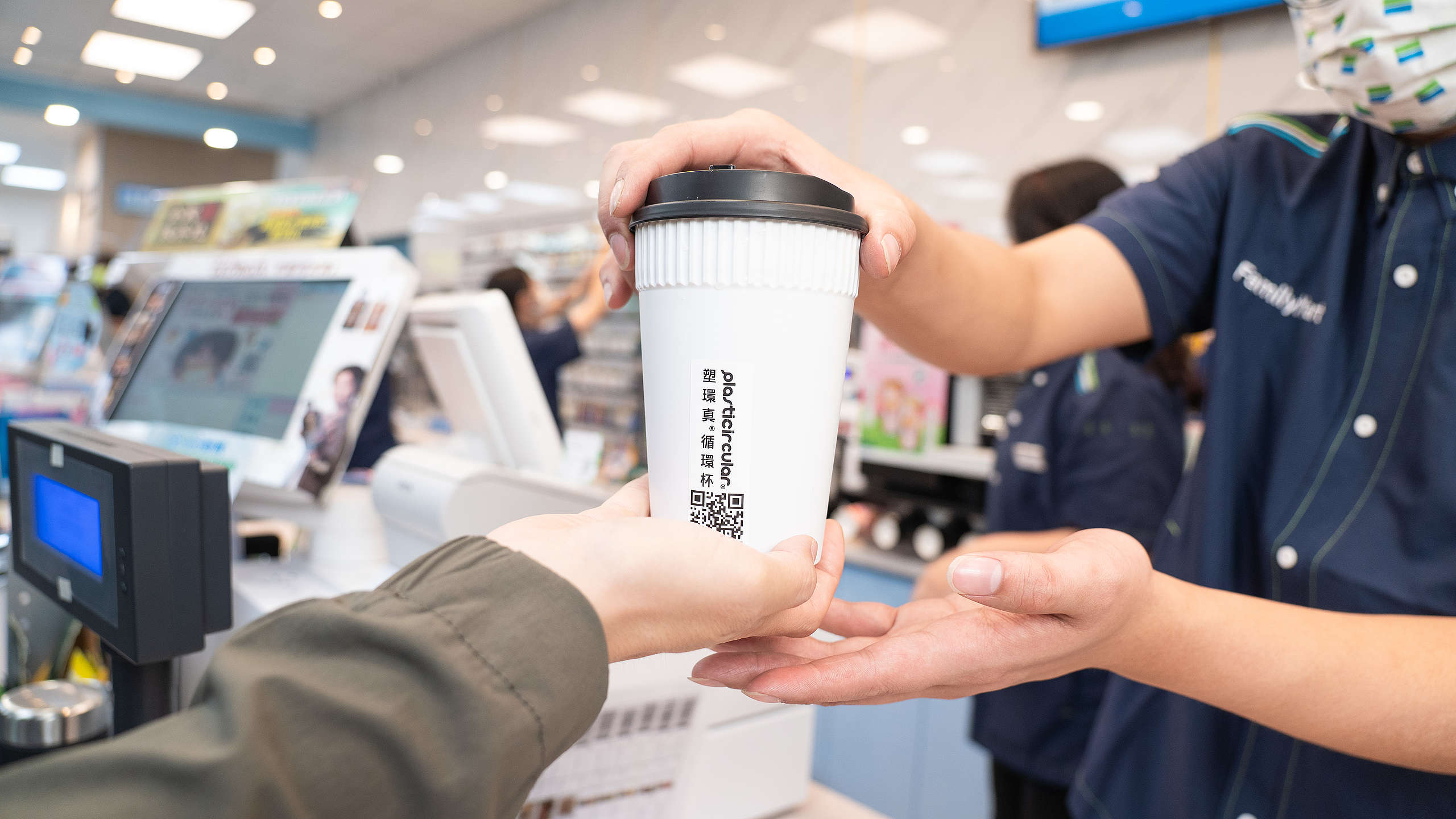 環保署於2022年4月正式公告「一次用飲料杯限制使用對象及實施方式」,促使連鎖飲料業者、便利商店、速食業者逐步思考引進循環杯的可能性。圖為全家便利商店於2022年3月導入循環杯系統。