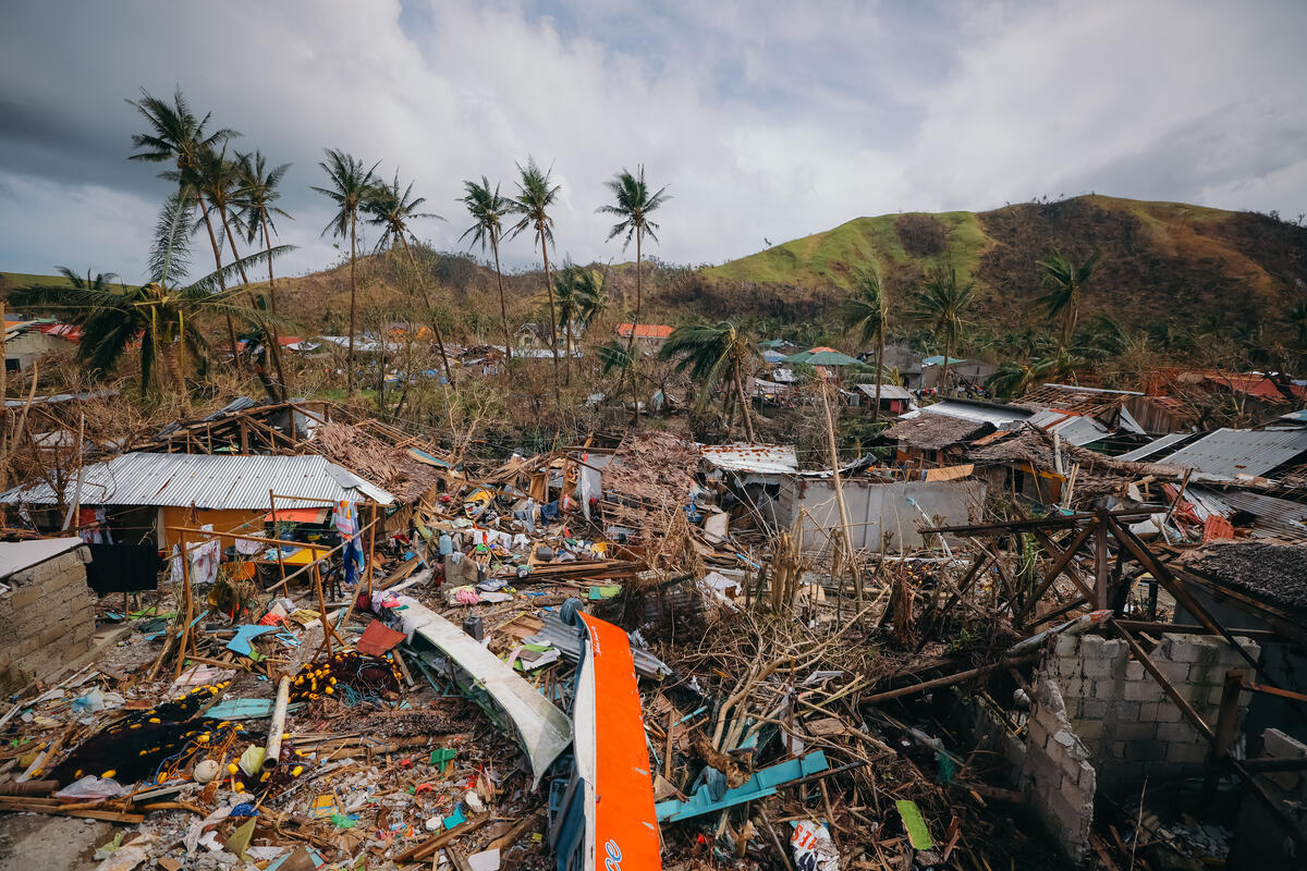 2021年12月超級強颱雷伊（Rai）重創菲律賓，施亞高島被迫撤離家園。