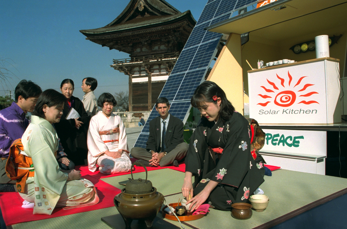 COP3氣候會議1997年於日本京都召開，綠色和平在會場外設立「太陽能廚房」並示範傳統茶道，展示再生能源減少溫室氣體排放的潛能。