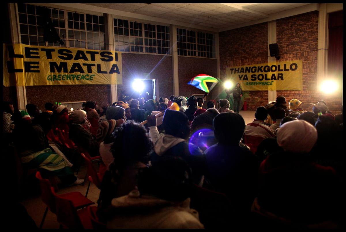 2010年世界盃時，綠色和平非洲辦公室在主辦國南非 Jericho 村落發起太陽能發電專案，幫助當地居民解決能源不穩訂的問題，透過大螢幕一起為球隊加油。